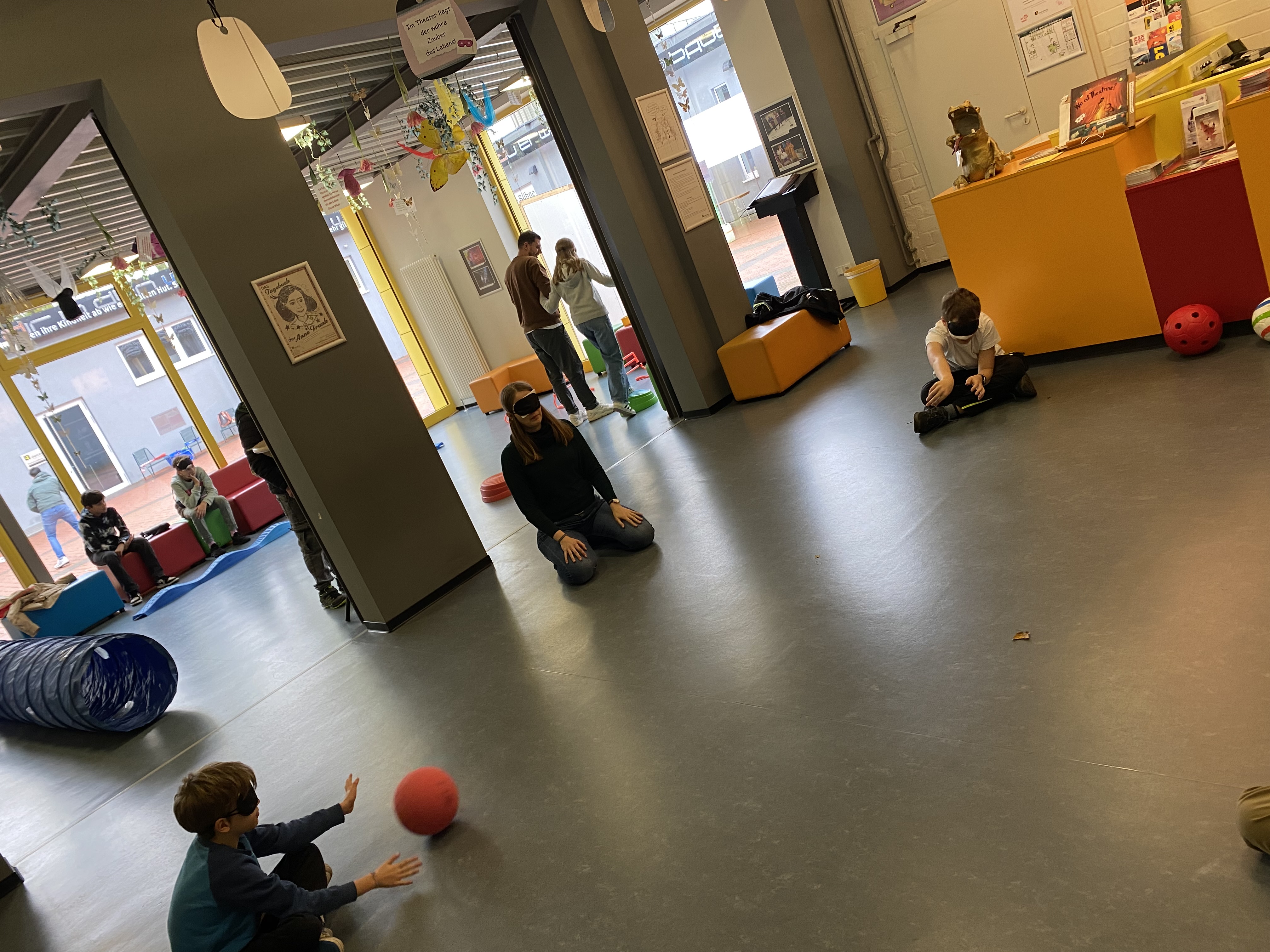 Klingelballspiele%20und%20im%20Hintergrund%20Kinder%20im%20Parcours